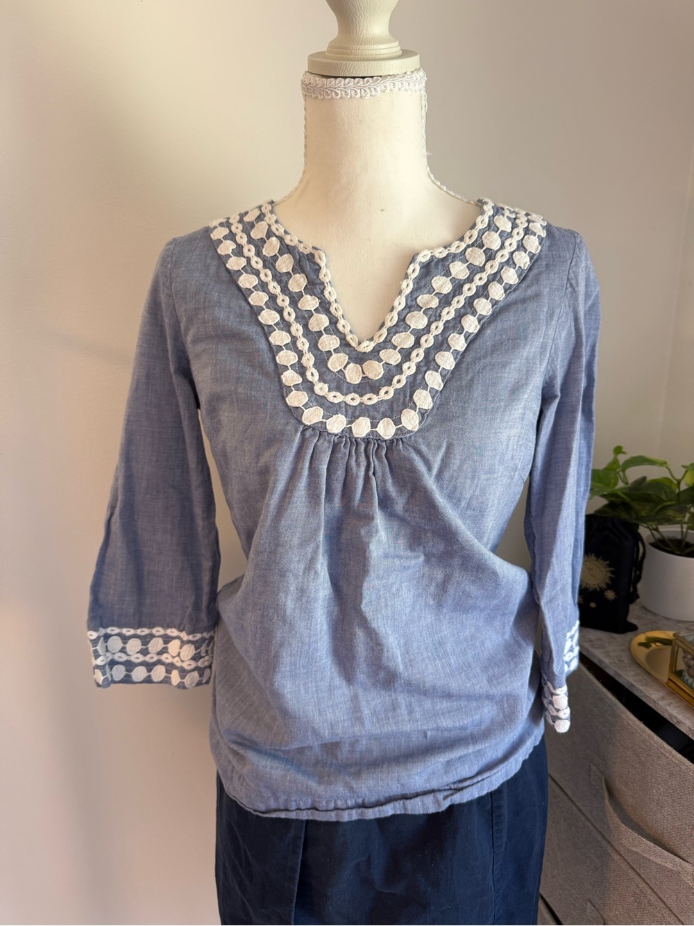 Boden XS Light Blue 3/4 Sleeve Embroidered V-Neck Tunic: Beach cottage boho chic